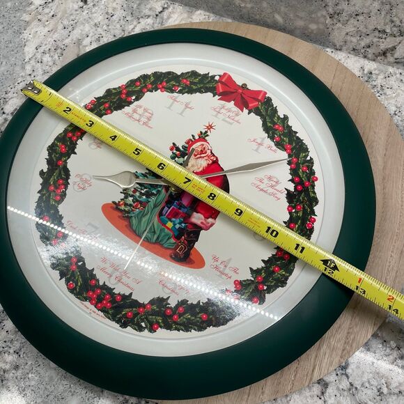 Christmas Musical Light Activated Analog Wall Clock Santa & Wreath 12 Carols - Picture 5 of 6